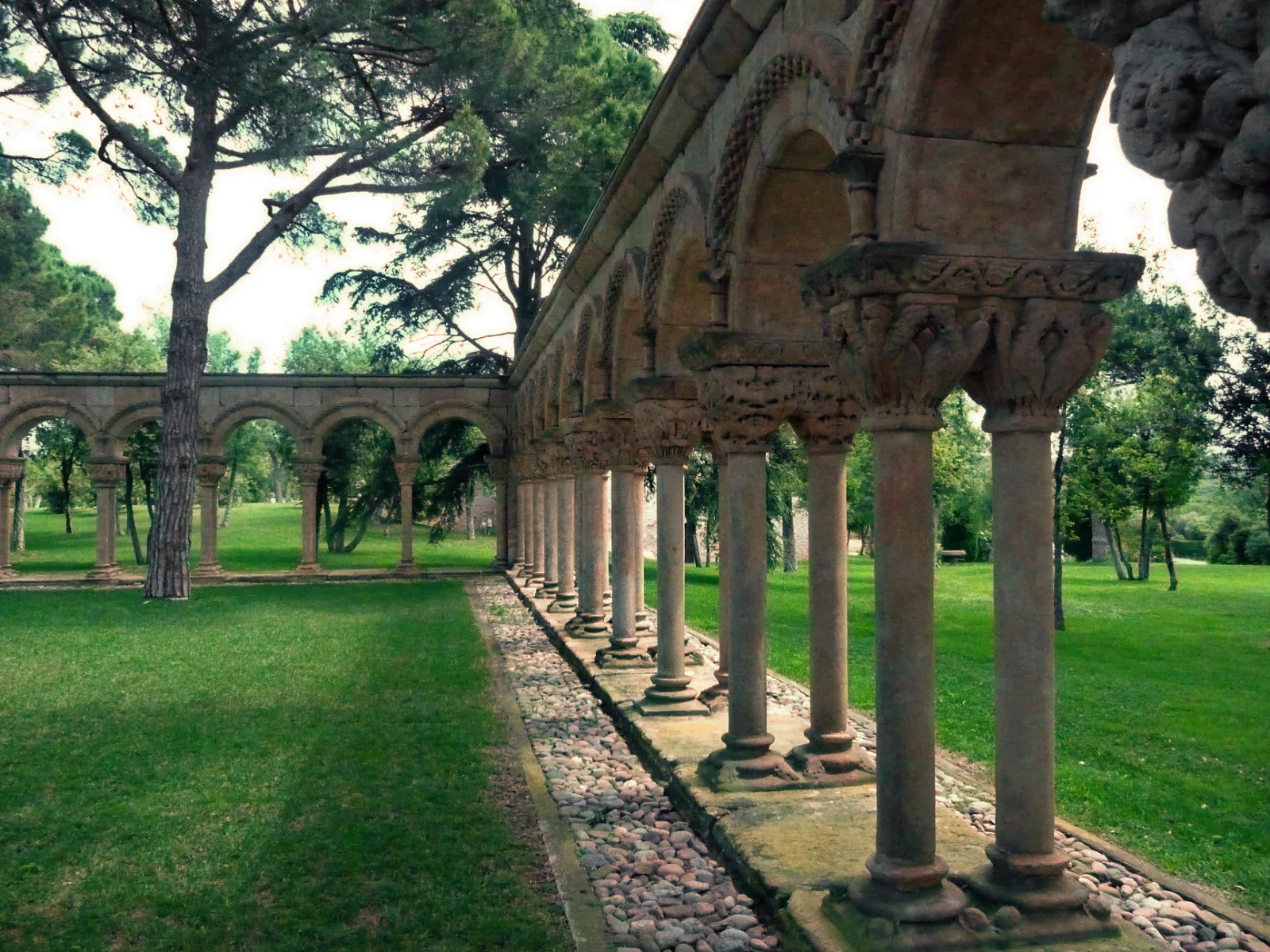 Claustro románico de Mas del Vent en Palamós