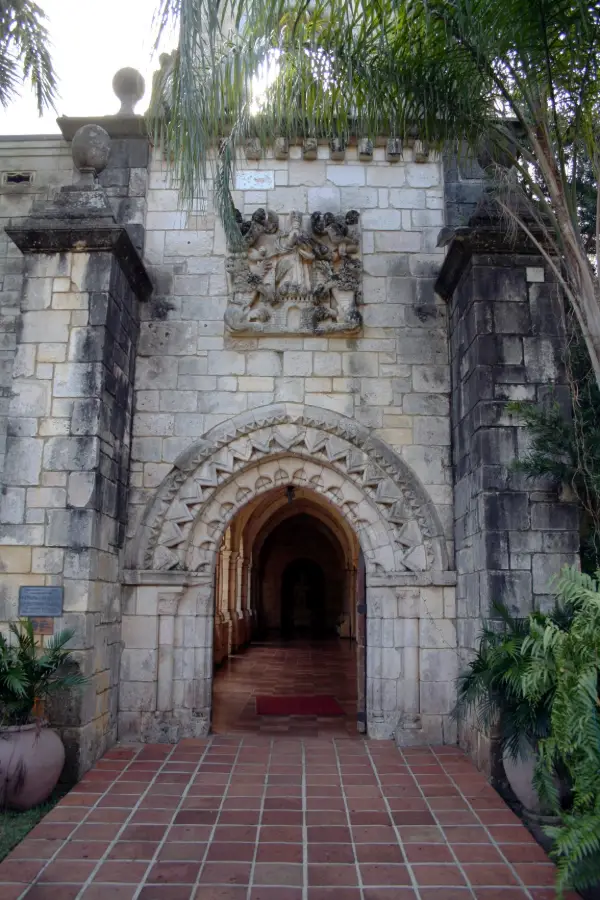 Portada del monasterio de Sacramenia reconstruido en Florida