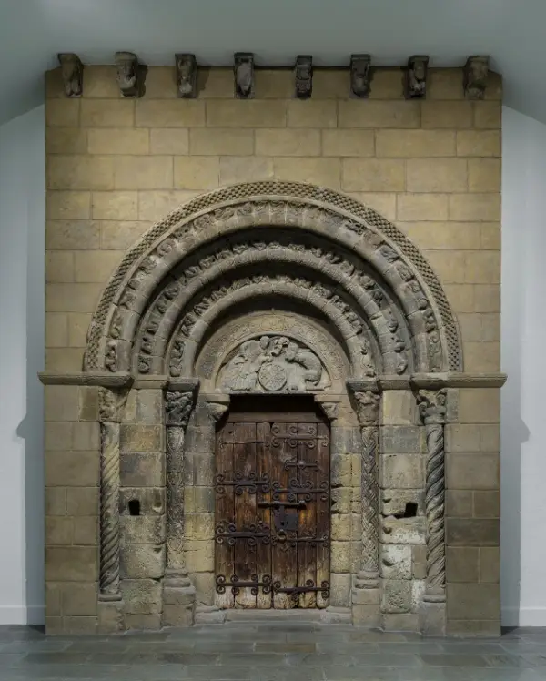 Portada románica de la iglesia de San Miguel de Uncastillo