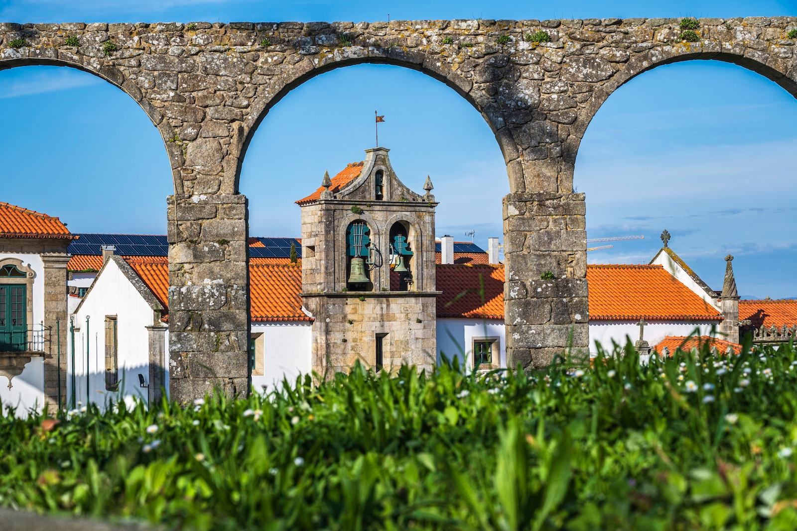 Acueducto de Santa Clara cosiendo el caserío de Vila do Conde
