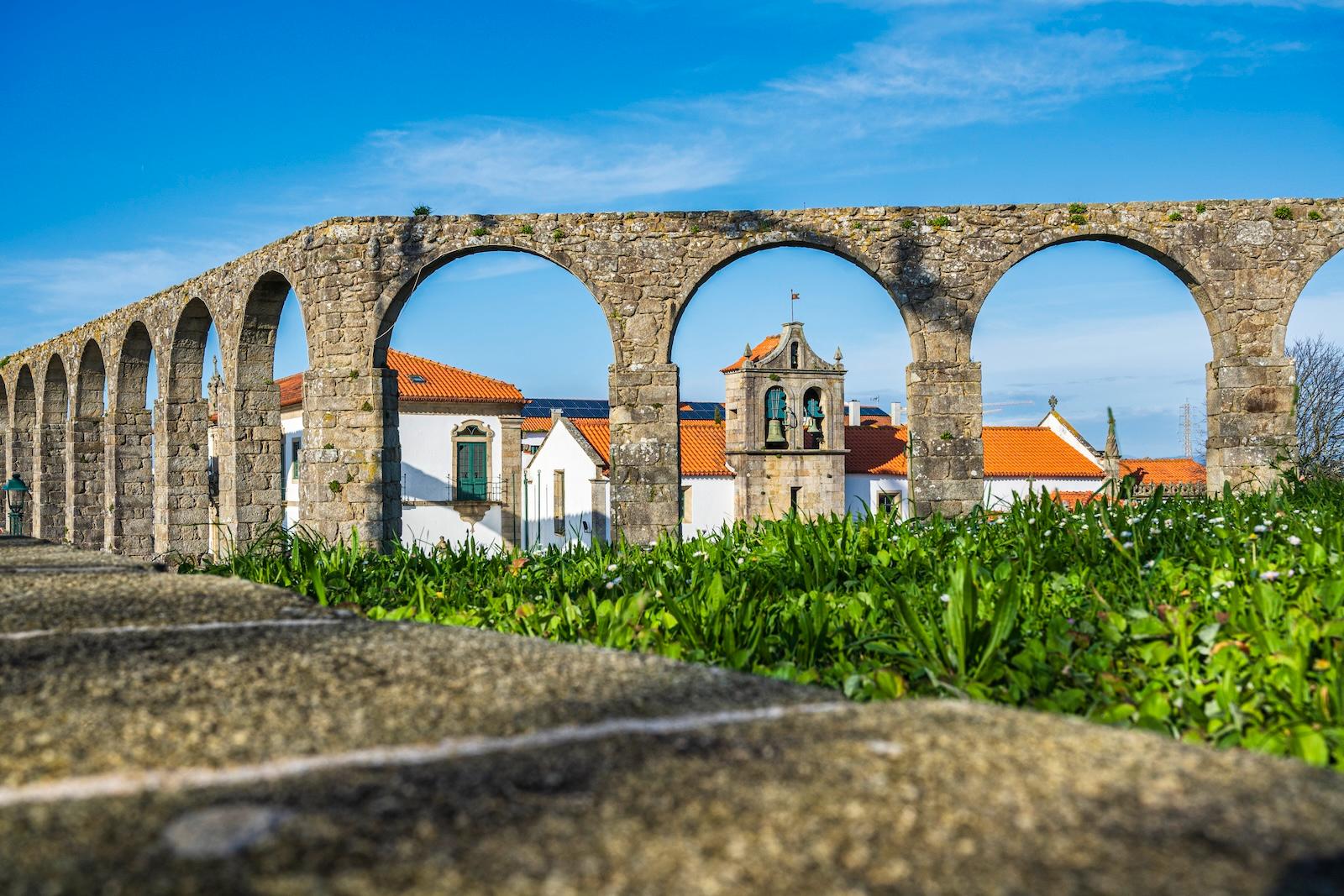 El acueducto atravesando el caserío de Vila do Conde