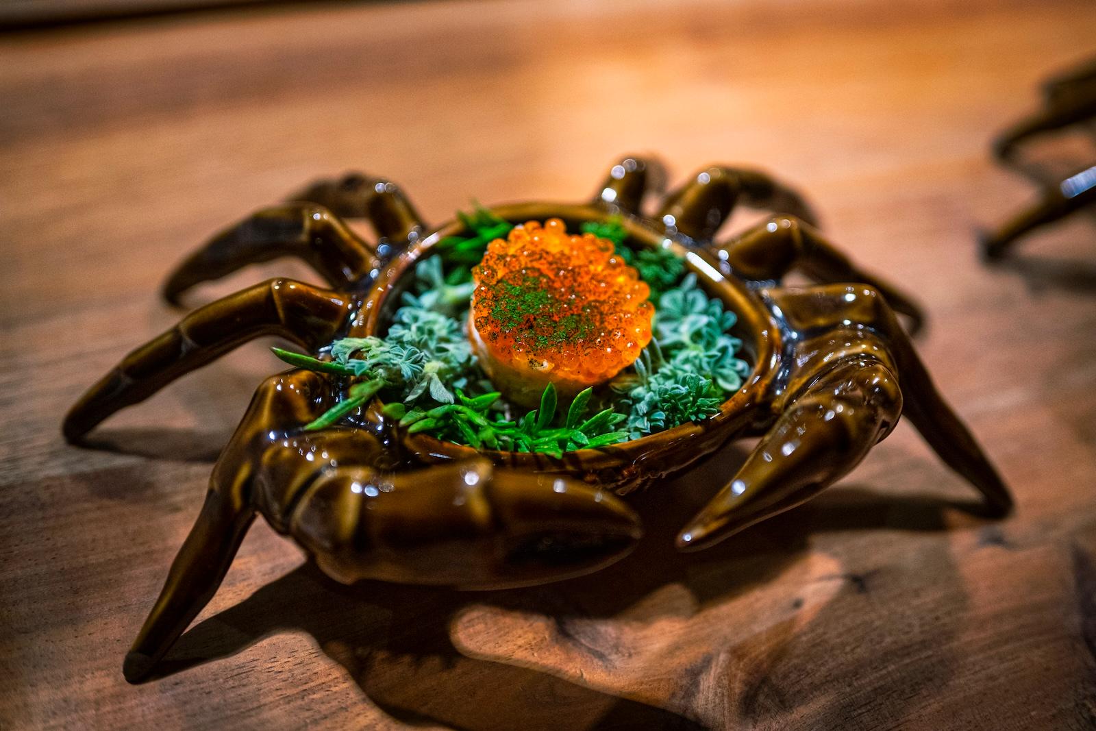 Plato de gamba vermelha con erizos de mar