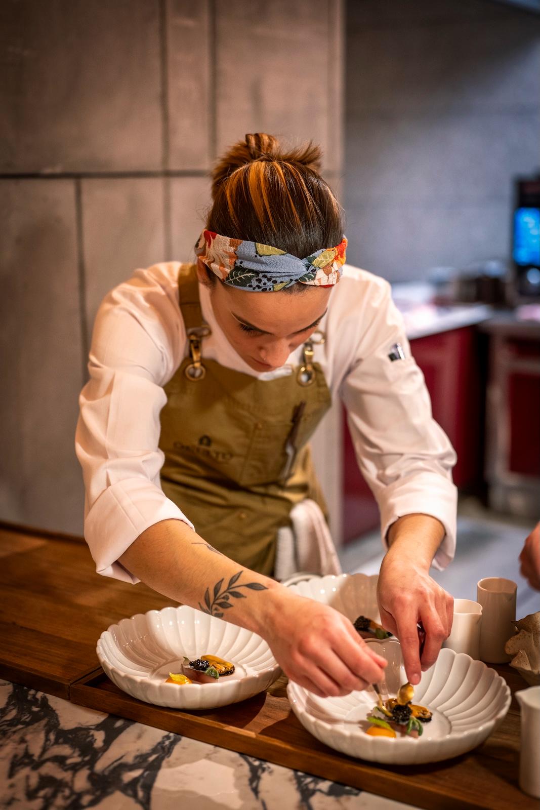 Cocinera emplatando en Oculto