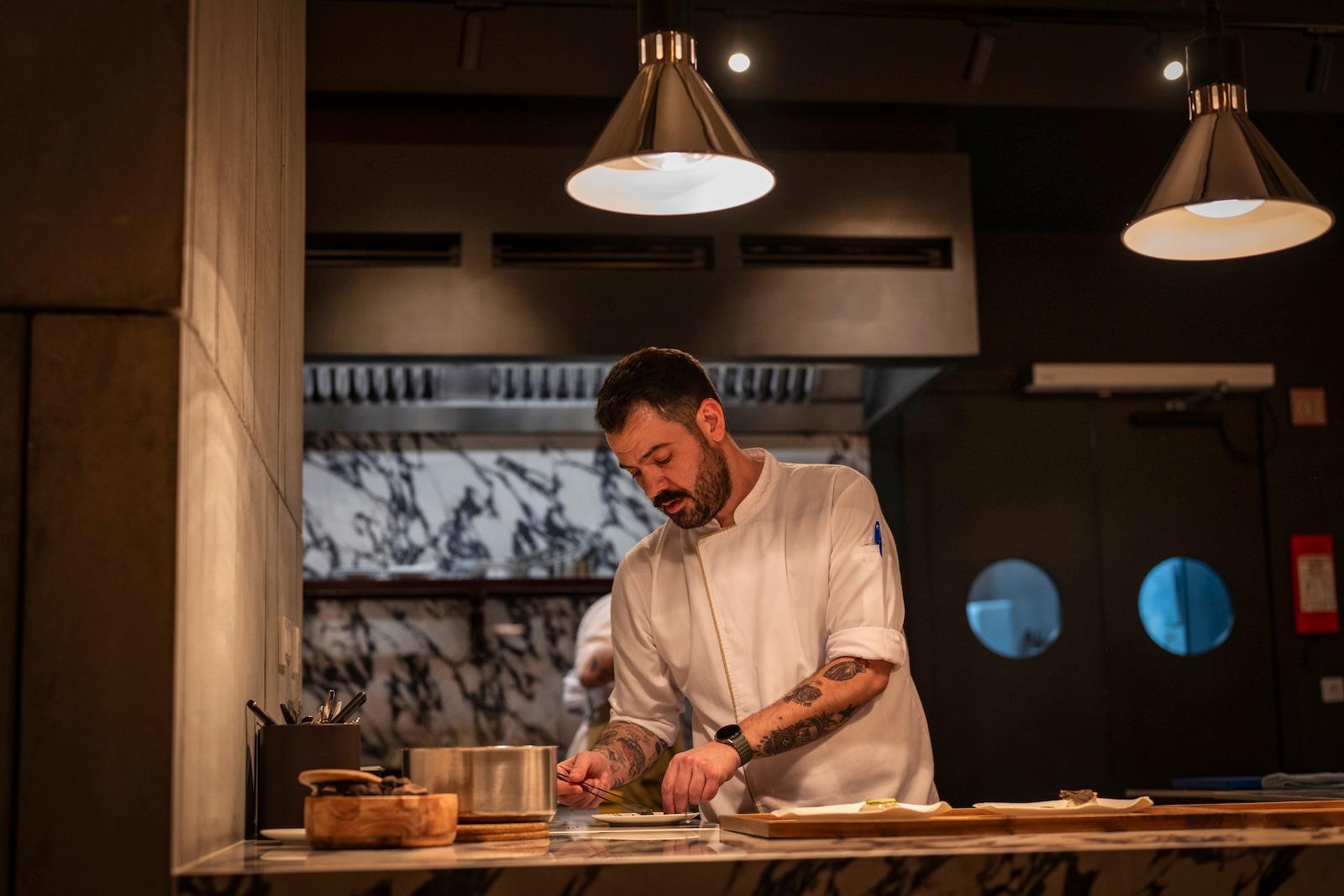 El chef Hugo Rocha trabajando frente a la barra de Oculto