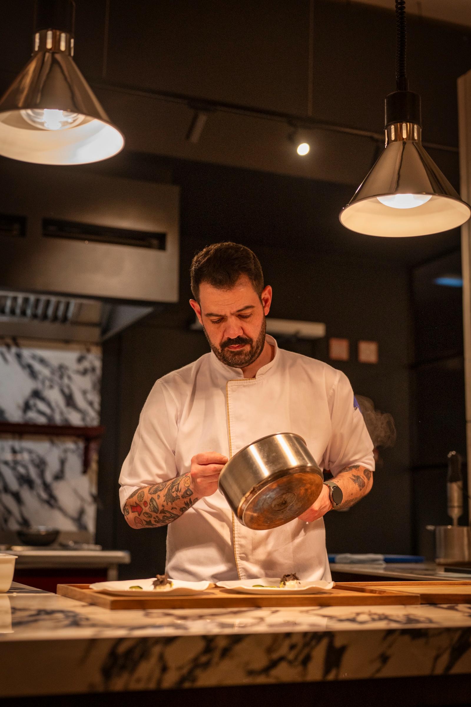 El chef Hugo Rocha en la cocina de Oculto