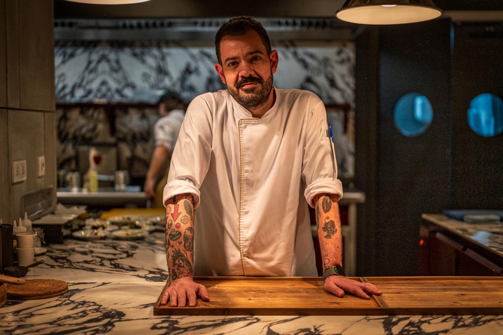Hugo Rocha en la barra de la cocina abierta