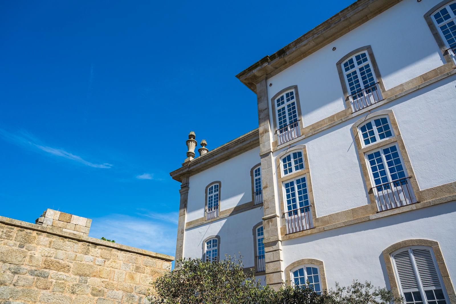 Fachada monumental del monasterio de Santa Clara
