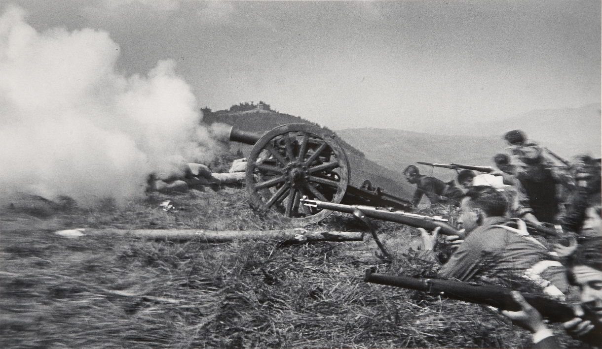 Milicianos disparando un cañón en una ubicación sin identificar , Guerra Civil española