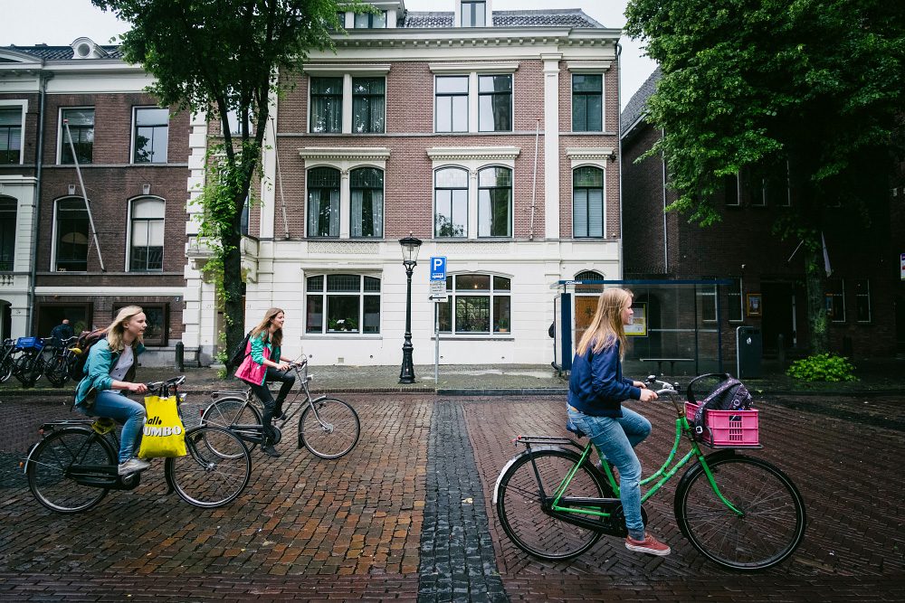 Jóvenes en bici en Utrecht