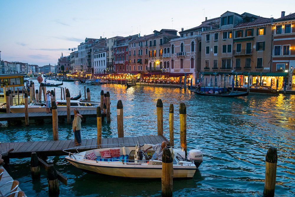 Vista nocturna del Gran Canal de Venecia