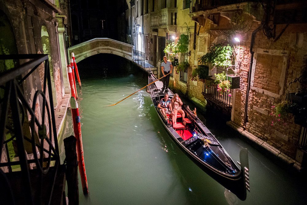 Turistas en góndola por Venecia