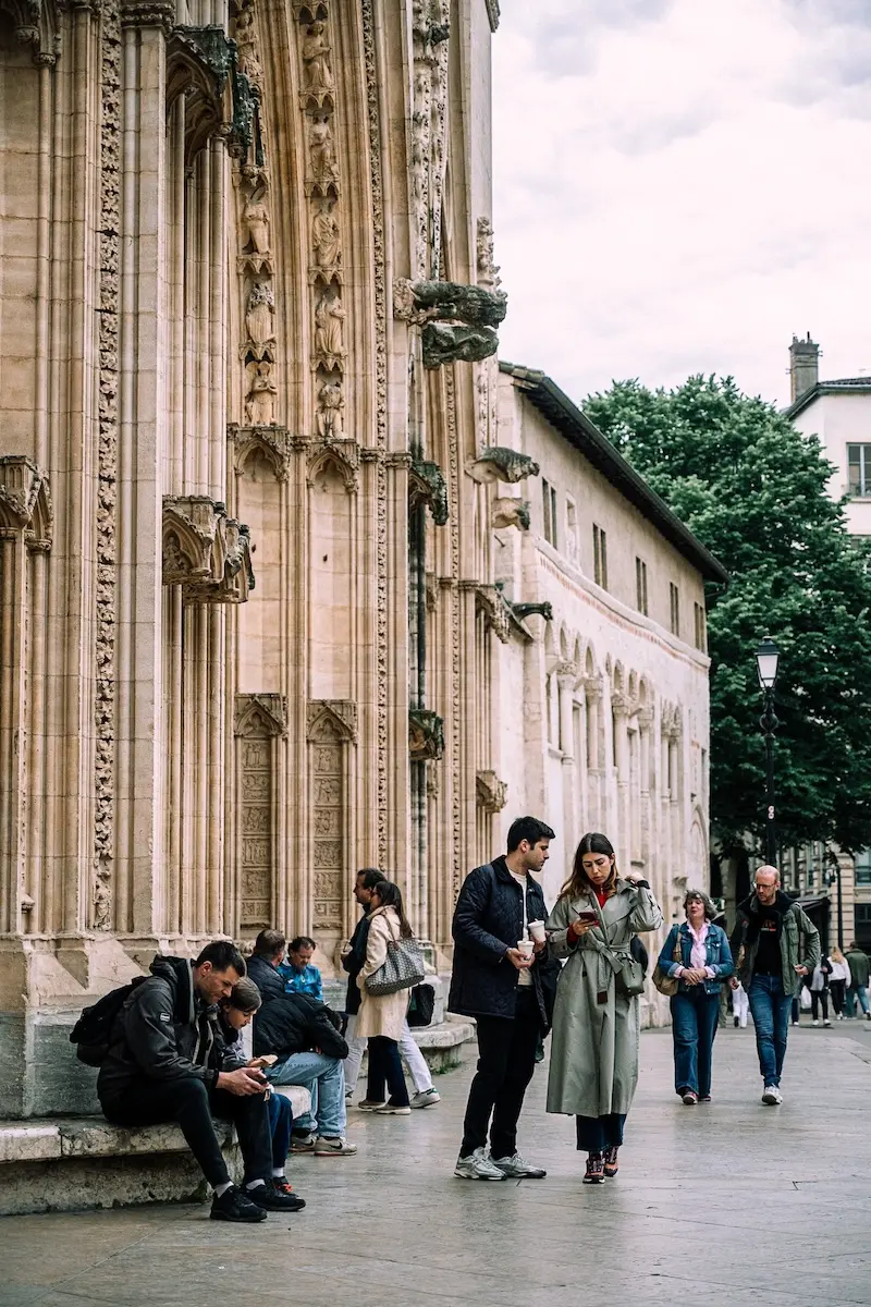 Turistas en la entrada a la catedral de Lyon