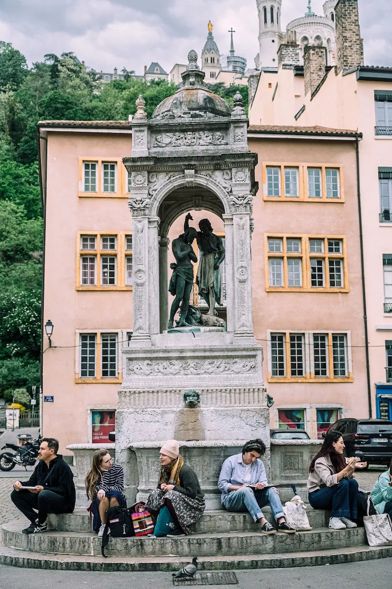 Locales y turistas en la plaza de la catedral de Lyon