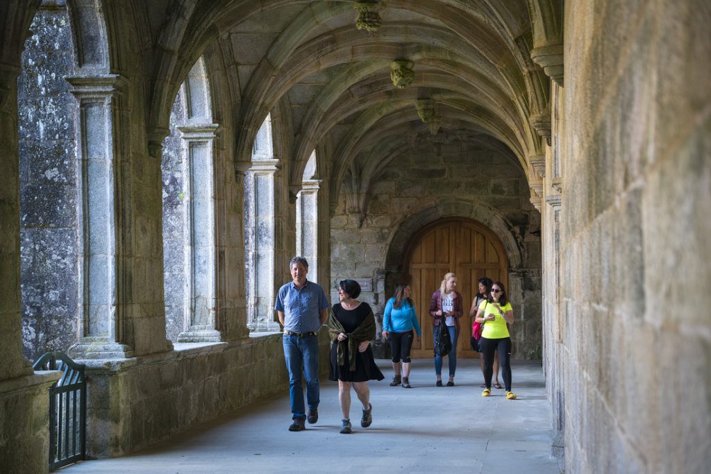 Visitantes en el claustro de Armenteira | © Javier García Blanco