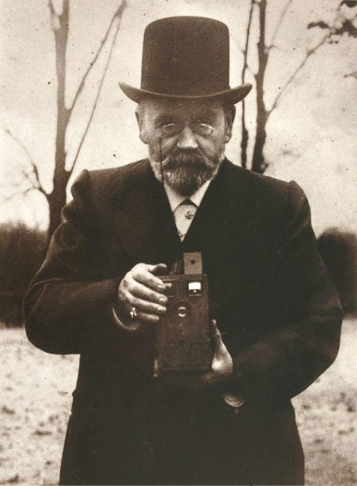 Émile Zola, fotografiando con una de sus cámaras