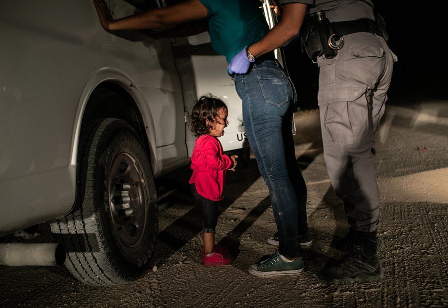 Niña llorando en la frontera