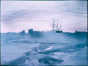 El Endurance, atrapado entre el hielo