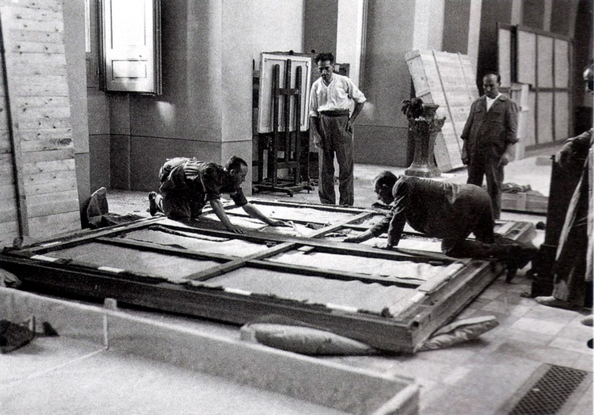 Operarios embalando obras del Museo Del Prado
