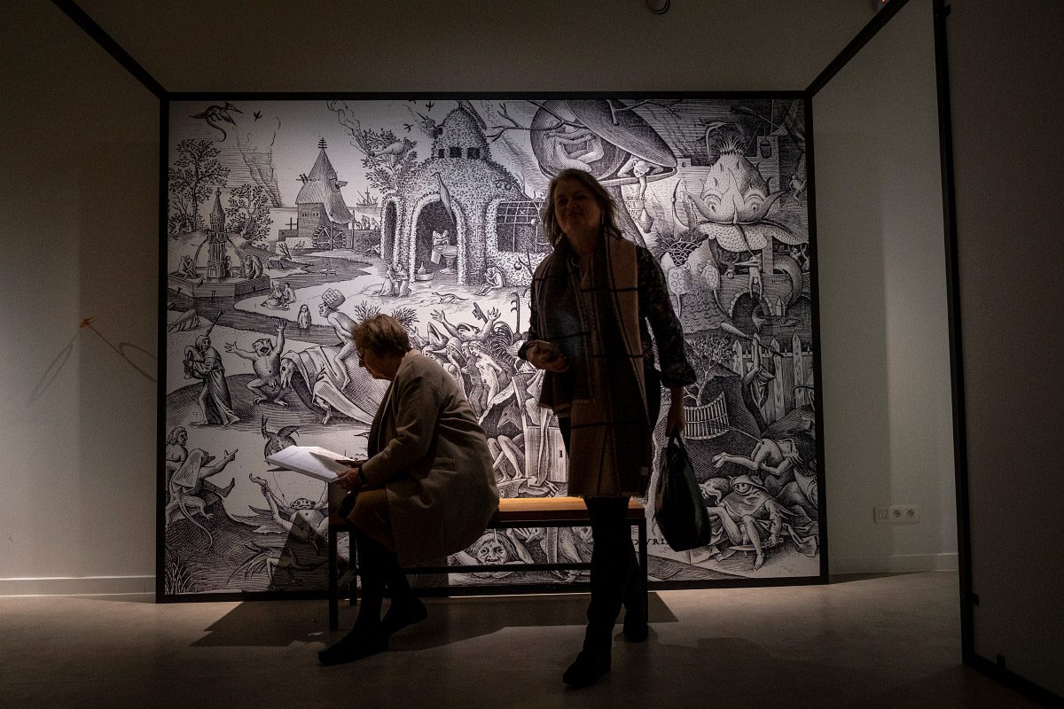 Visitantes en la exposición Bruegel en blanco y negro