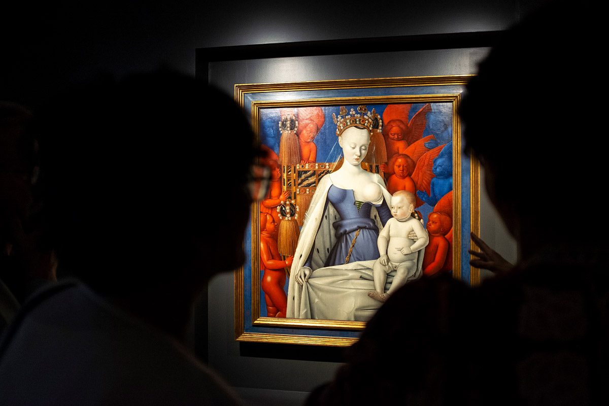Dos personas contemplan una pintura de Jean Fouquet