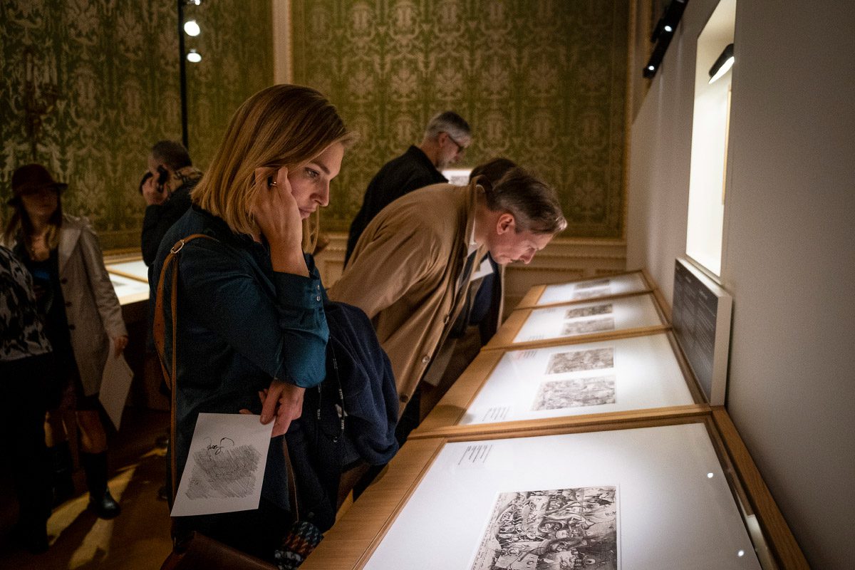 Visitantes en exposición de arte sobre Bruegel