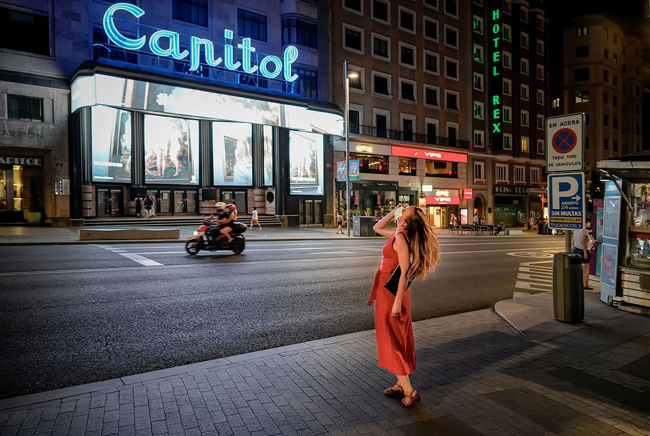 Una mujer en la Gran Vía de Madrid