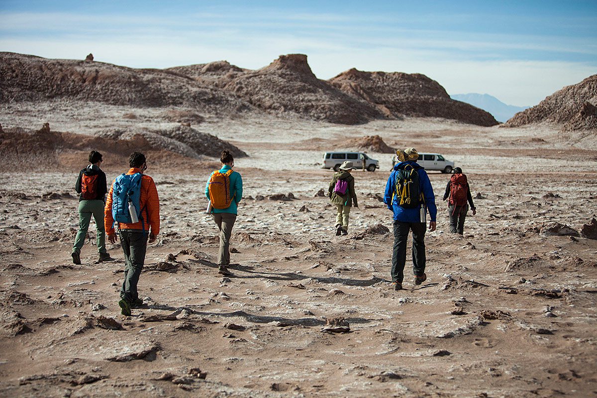 Excursionistas en el Valle de la Luna de Atacama