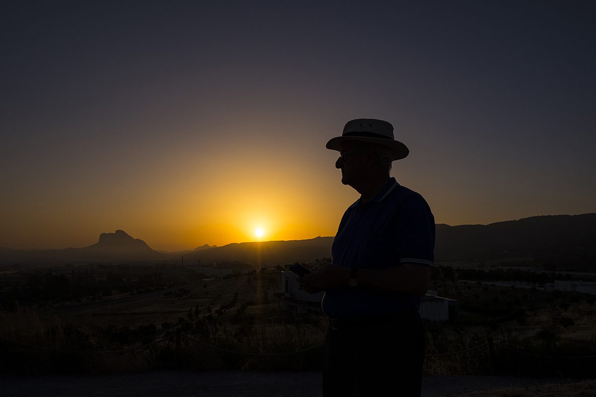 Un hombre contempla la Peña de los Enamorados en Antequera