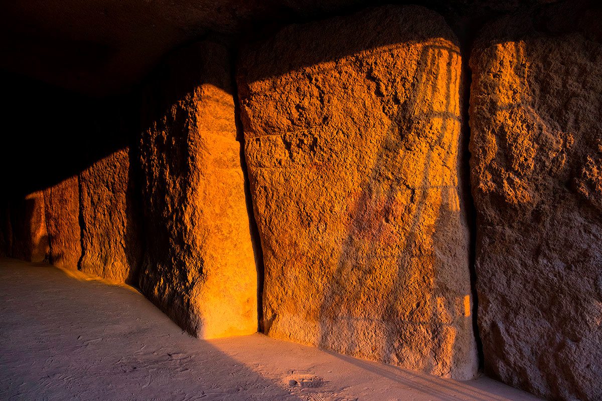 Vista interior del dolmen de Menga en Antequera