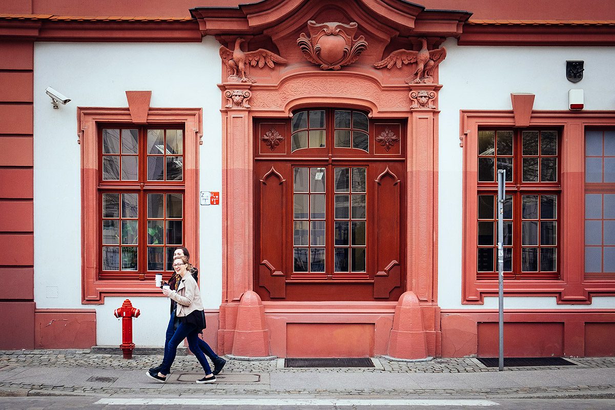 Dos jóvenes pasean por Wroclaw