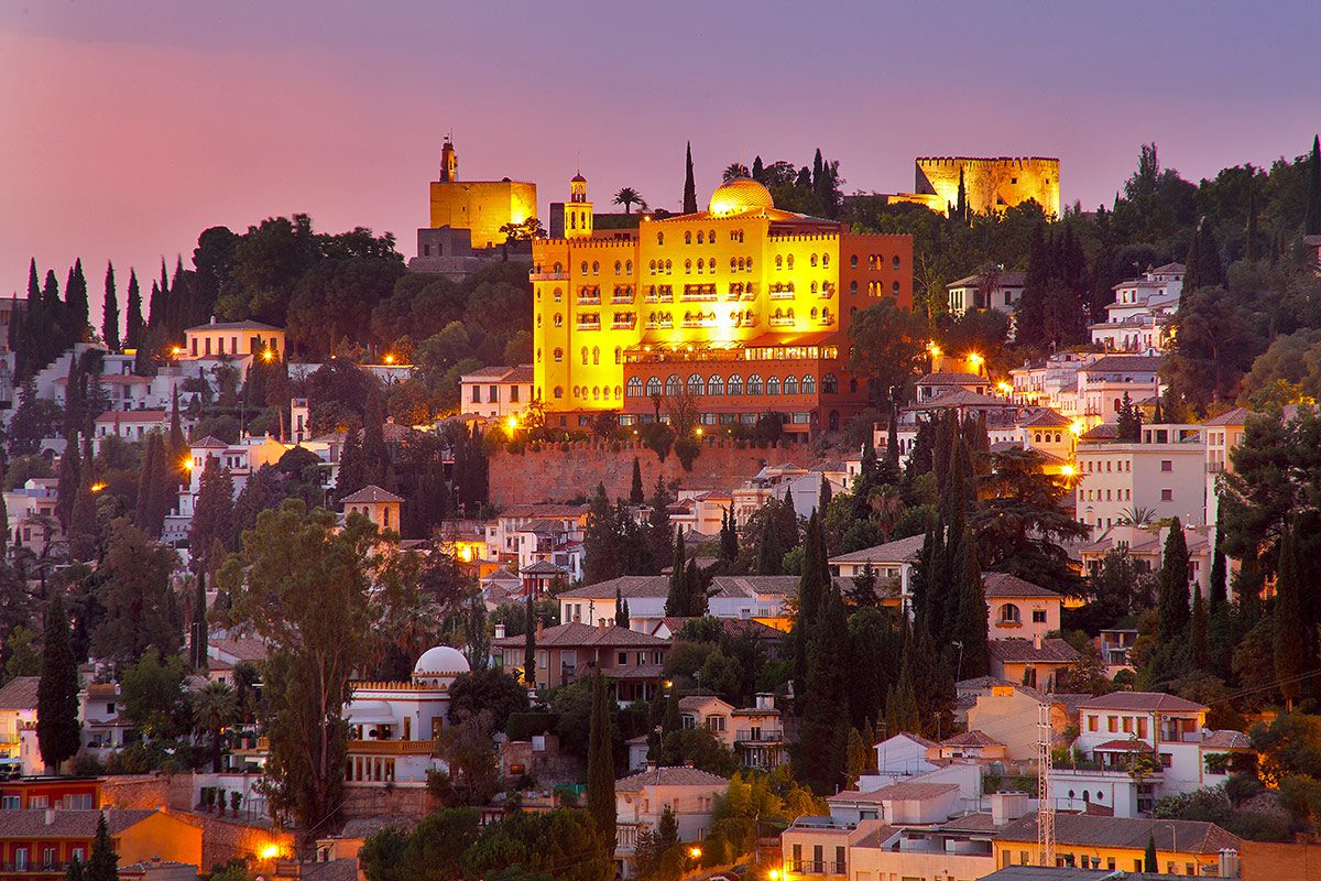 Vista nocturna del Alhambra Palace Hotel