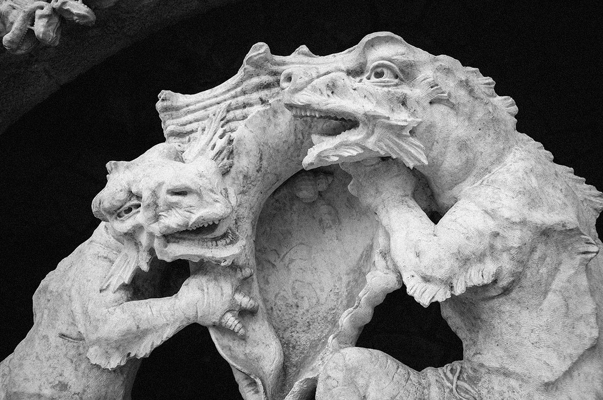 Estatuas de criaturas fantásticas en la Quinta da Regaleira