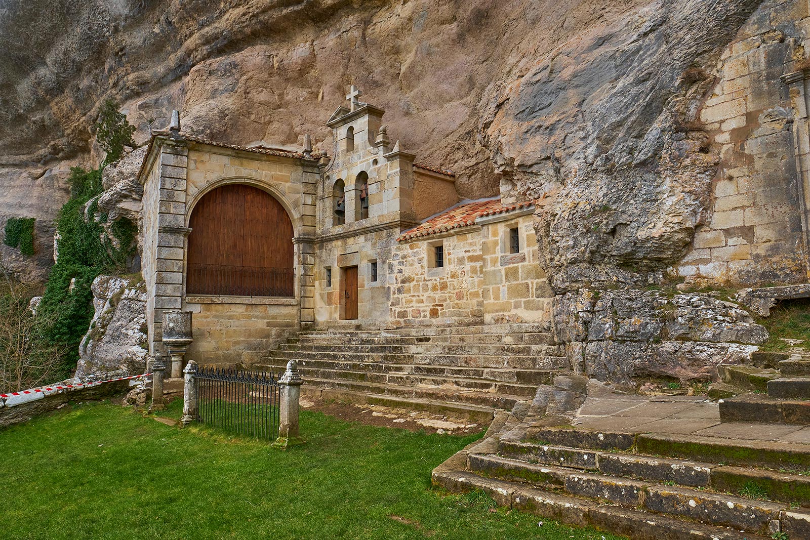 Cueva ermita de San Tirso y San Bernabé