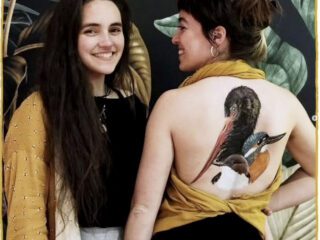 Loubé (i) y una de sus pinturas sobre la piel "aves que se borran". Loubé ©