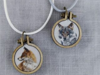 Colgantes de zorro y lobo. Sarah Jessica Harding ©
