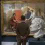 Un visitante de la feria BRAFA contemplando una de las obras a la venta