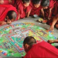 Monjes budistas creando un mandala