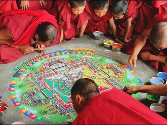 Monjes budistas creando un mandala