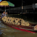 Canoa con el fruto Durian | © Rafael Bastante