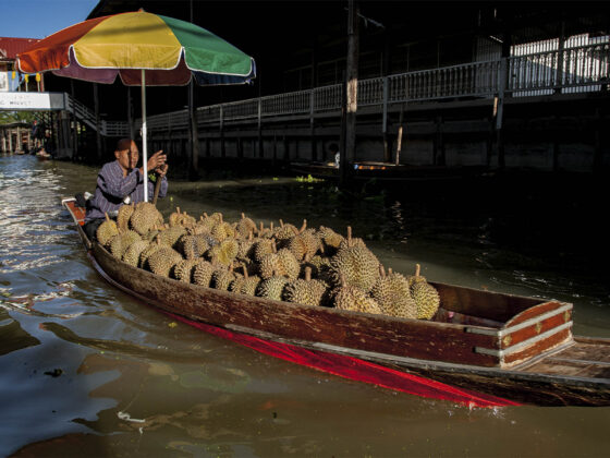 Canoa con el fruto Durian | © Rafael Bastante