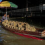 Canoa con el fruto Durian | © Rafael Bastante