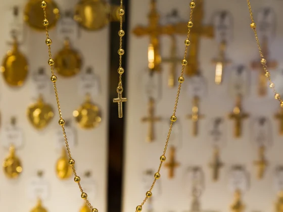 Joyas en el santuario de Lourdes