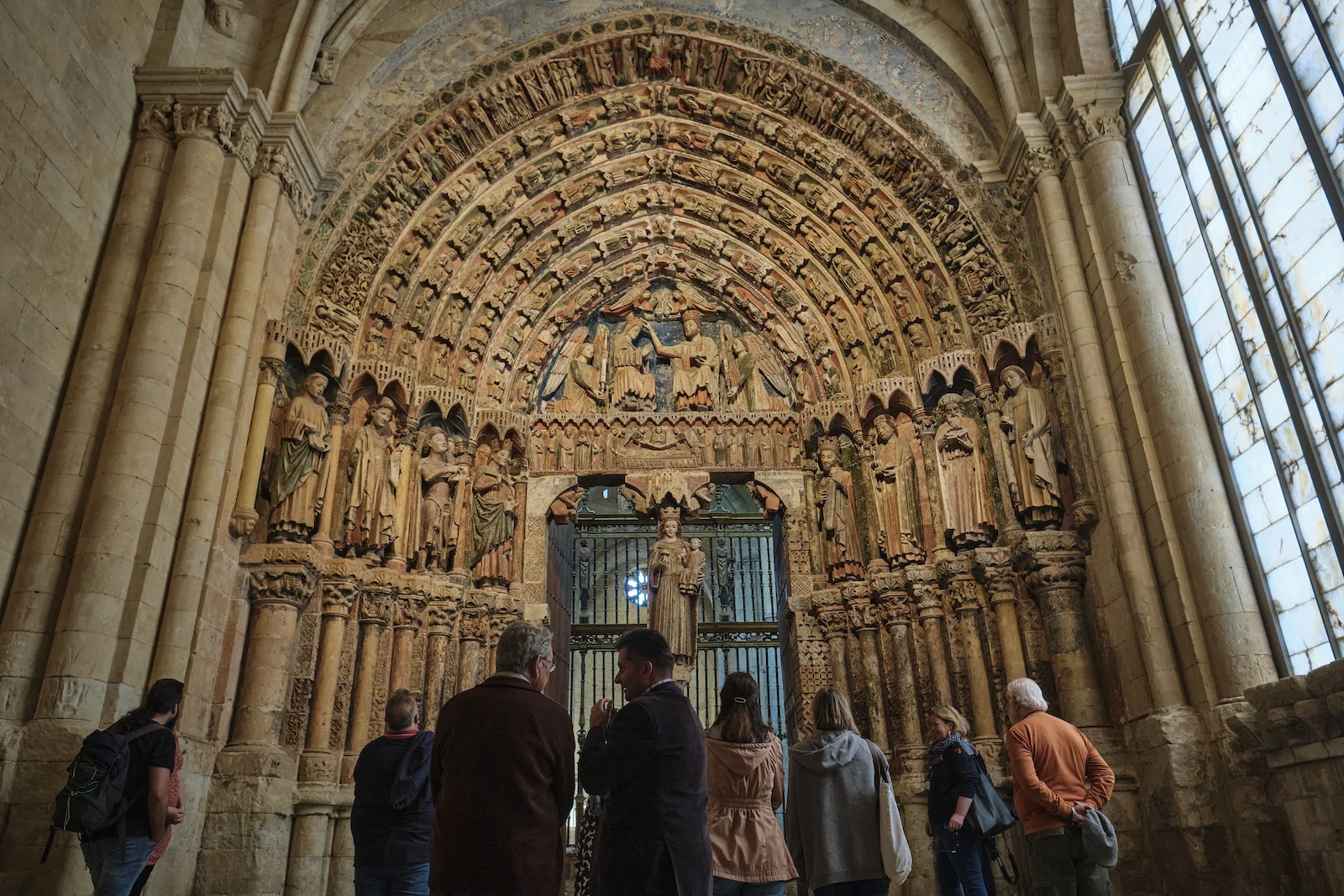 Turistas ante la Portada de la Majestad de Toro