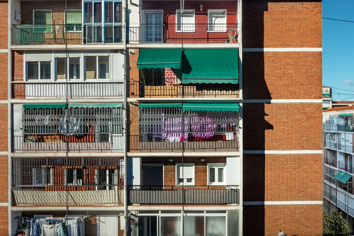 Toldos verdes en una calle de Madrid
