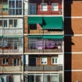 Toldos verdes en una calle de Madrid