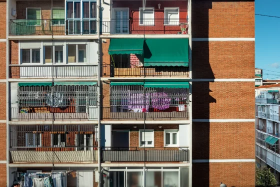Toldos verdes en una calle de Madrid