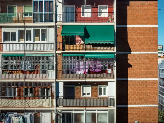 Toldos verdes en una calle de Madrid