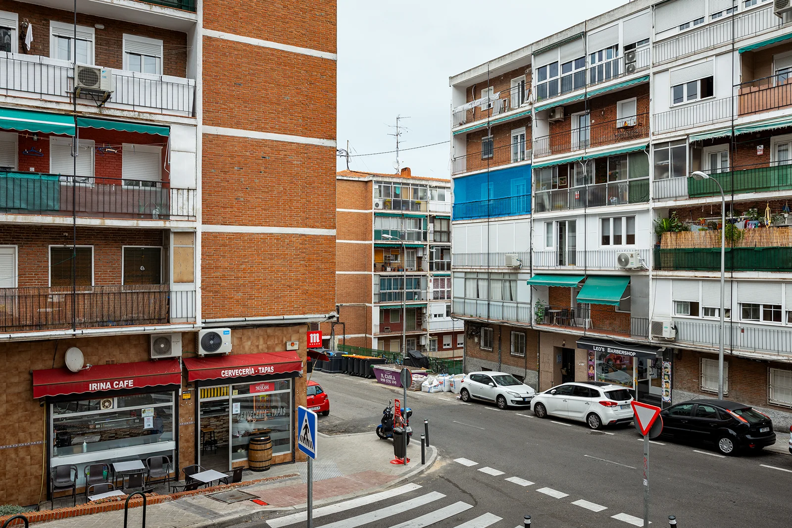 Toldos verdes en una calle de Madrid