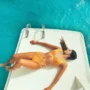 Joven tomando el sol