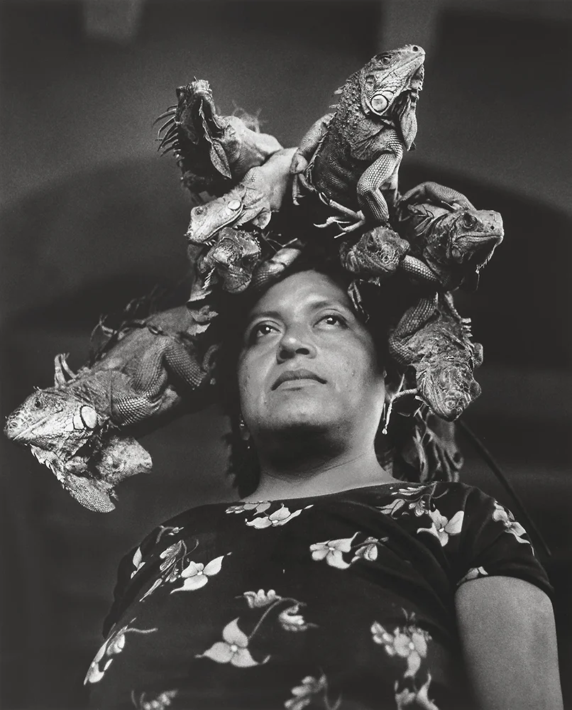 Mujer con iguanas